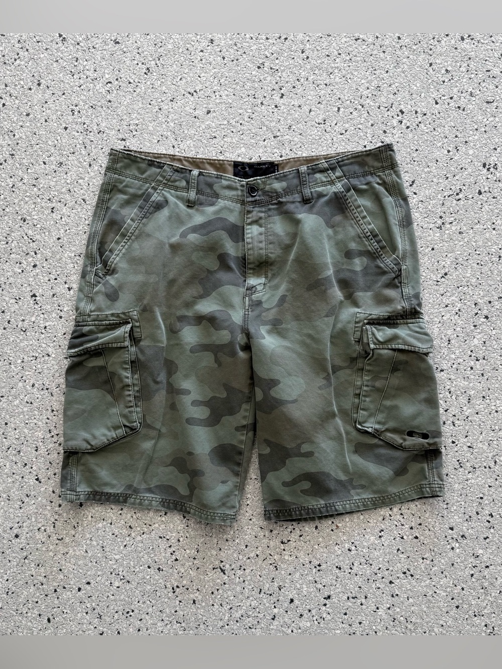 Vintage Y2k Oakley Camo Cargo Shorts Baggy Fit Utility Pockets Green Size 38W
